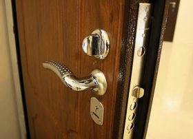 Замена входной двери в квартире в Сызрань