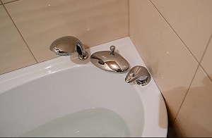 Установка смесителя на ванну в Сызрань